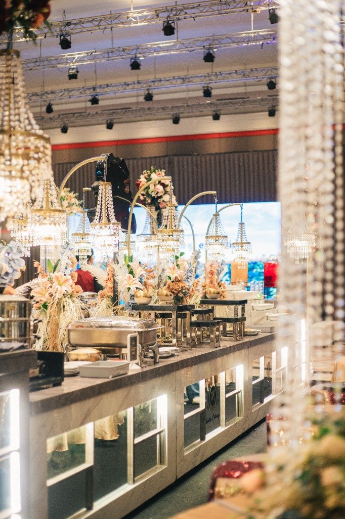 Grand Chandelier Buffet Setup